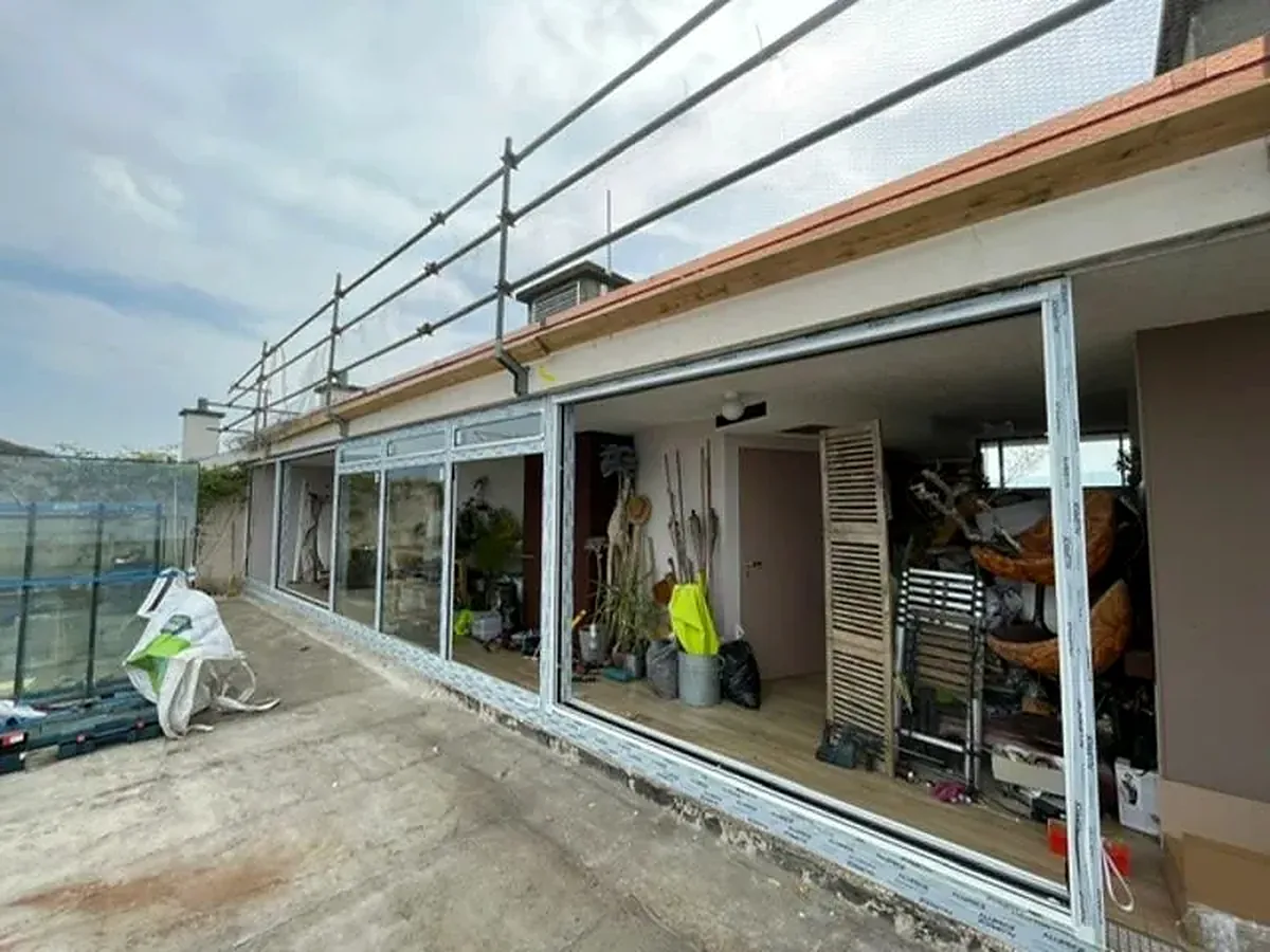 Véranda sur toit-terrasse, Pose d'une large façade vitrée coulissante.